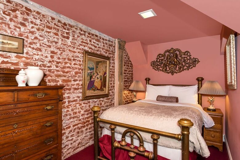 Chateau Tivoli Bed And Breakfast