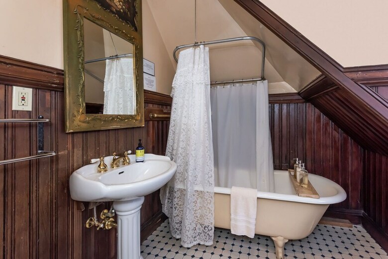 Chateau Tivoli Bed And Breakfast