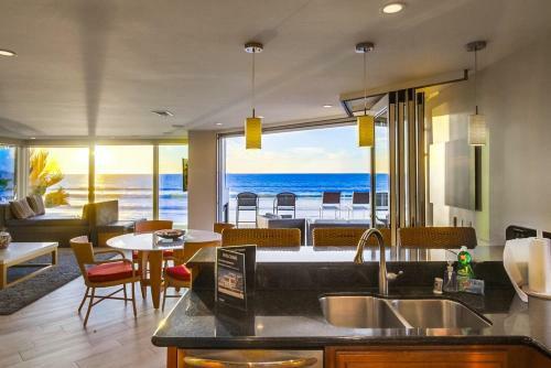 Full Floor Ocean Front Penthouse, Wrap Around Deck, AC