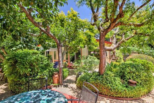 Converted Barn In Sebastopol With Private Patio!