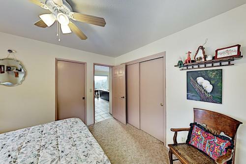 Mountain-view Vineyard Cottage - Private Hot Tub Cottage