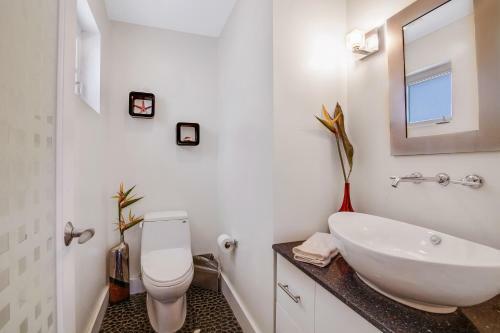 Ocean-view Oasis With Rooftop Deck - Steps To Beach Home