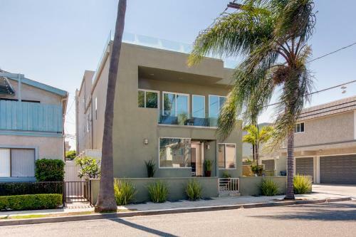 Ocean-view Oasis With Rooftop Deck - Steps To Beach Home