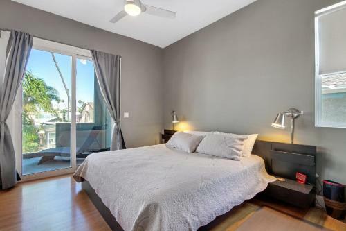 Ocean-view Oasis With Rooftop Deck - Steps To Beach Home