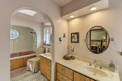 Crescent City Home With Deck - 15 Mins To Beach