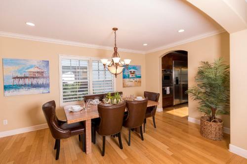Custom Craftsman Home With Lagoon Pool & Spa Home