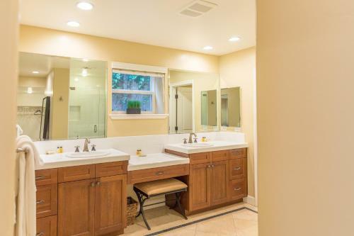 Custom Craftsman Home With Lagoon Pool & Spa Home