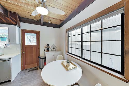 Sparkling Mountain-view Cabin On Corner Lot Cabin
