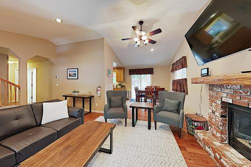 New Listing! Spacious Hideaway With Hot Tub Home