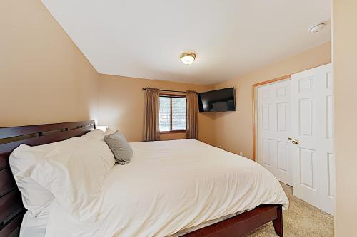 New Listing! Spacious Hideaway With Hot Tub Home