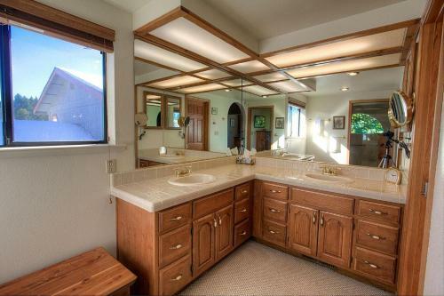 Waterfront Serenity By Lake Tahoe Accommodations