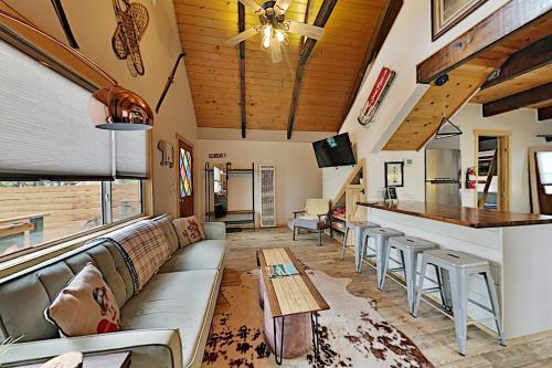 Peaceful All-season Getaway With Modern Upgrades Home