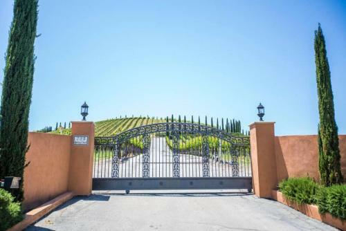 Hostal Aterno Vineyard, Guest House