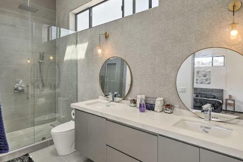 Chic West Coast Escape With Patio 3 Mi To Beach