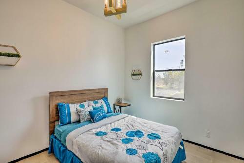 Chic West Coast Escape With Patio 3 Mi To Beach