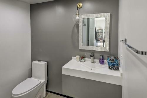 Chic West Coast Escape With Patio 3 Mi To Beach