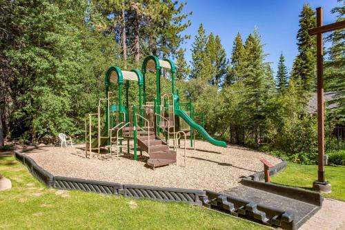 New Listing! Luxe Chalet W/ Hot Tub: Comp Shuttle Home