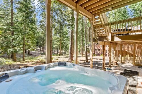New Listing! Luxe Chalet W/ Hot Tub: Comp Shuttle Home