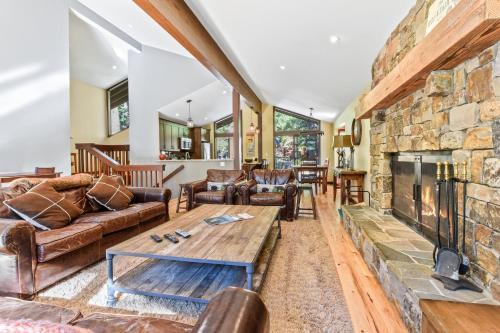 New Listing! Luxe Chalet W/ Hot Tub: Comp Shuttle Home