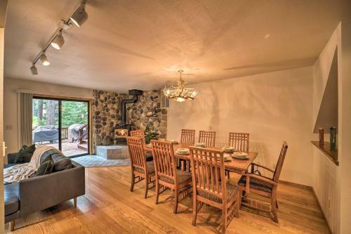 Truckee Golf Course Home With Hot Tub And Spacious Deck