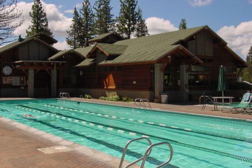 Modern Tahoe Donner Retreat With Deck And Grill!
