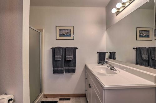 Modern Tahoe Donner Retreat With Deck And Grill!