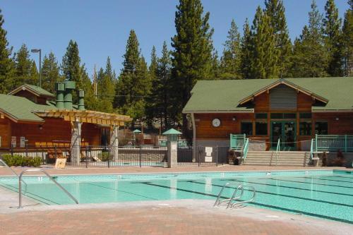 Modern Tahoe Donner Retreat With Deck And Grill!