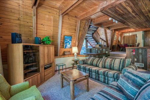 Retro Family Gathering Home In Tahoe Donner