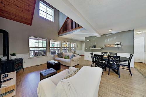 Tranquil Cabin - Big Deck, Pool Table, Near Trails Home
