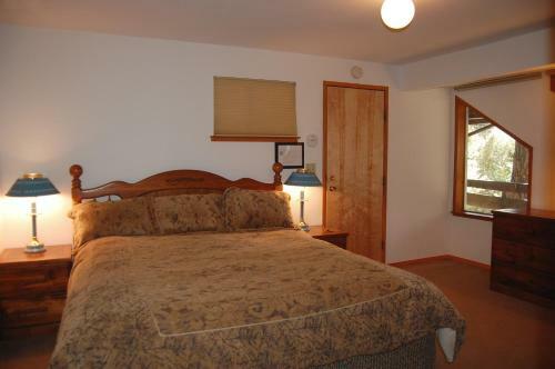 99 Yosemite Mountain Lodge