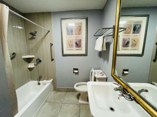 Hotel Casa Blanca Inn & Suites