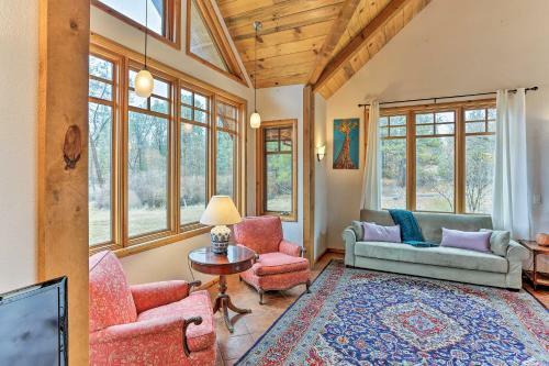 Eclectic Shasta Cascade Getaway On 15-acre Ranch!