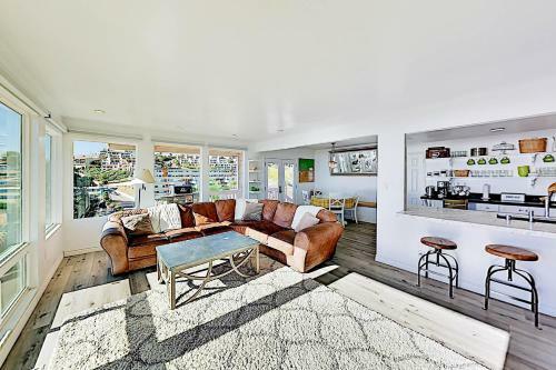 Hillside Home With 180 Degree Pacific Views Home
