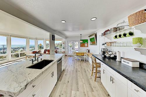 Hillside Home With 180 Degree Pacific Views Home