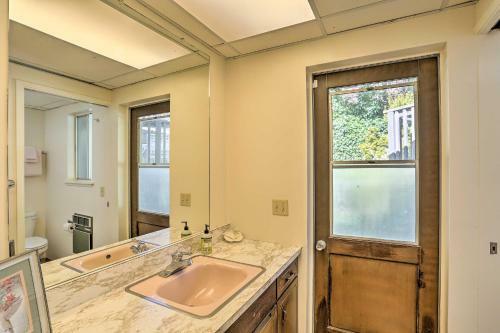 Woodsy Willow Creek Getaway With Pool And Deck!