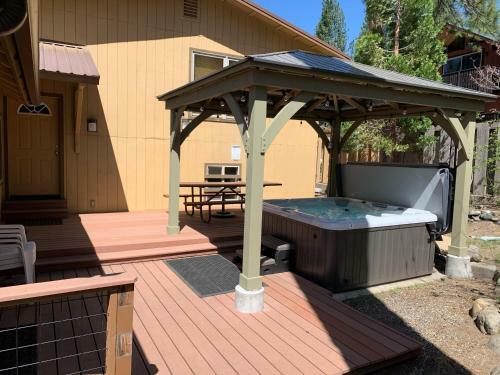 Apple Tree Bear House - 3br/3ba