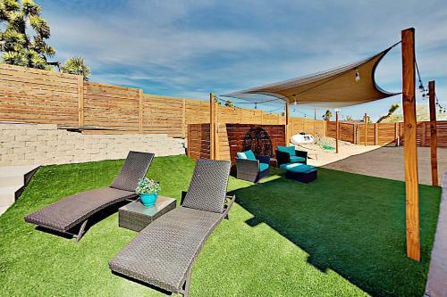 Luxe Desert Basecamp - Private Pool & Hot Tub Home