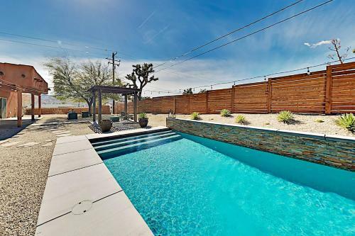 Luxe Desert Basecamp - Private Pool & Hot Tub Home