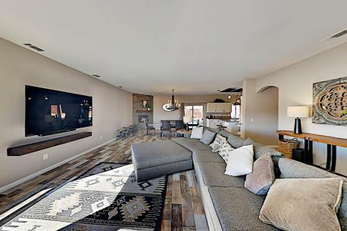 Luxe Desert Basecamp - Private Pool & Hot Tub Home