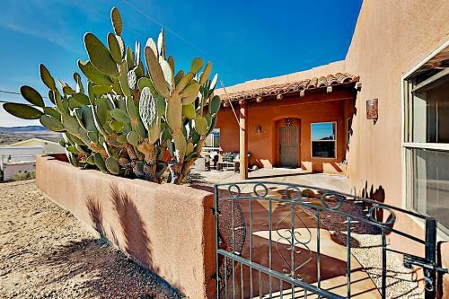 Luxe Desert Basecamp - Private Pool & Hot Tub Home