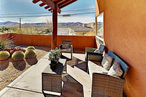 Luxe Desert Basecamp - Private Pool & Hot Tub Home