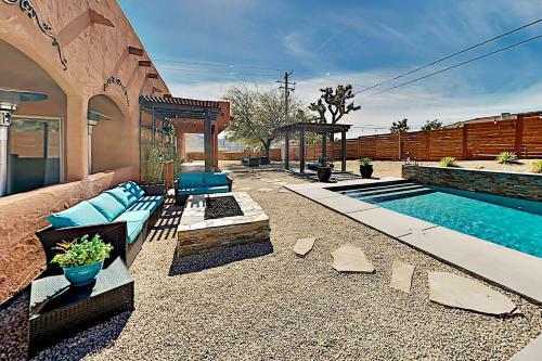 Luxe Desert Basecamp - Private Pool & Hot Tub Home