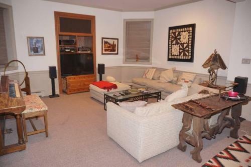 720 Bleeker St W (203146-7808) Home