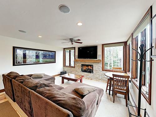 Mountain Gem Across From Slopes With Pool & Hot Tubs Townhouse
