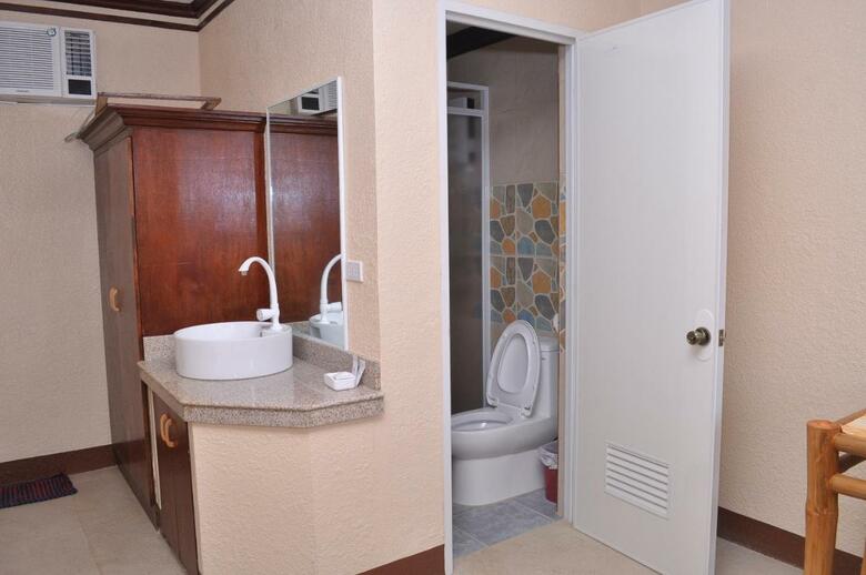 Hotel Slam's Garden Resort