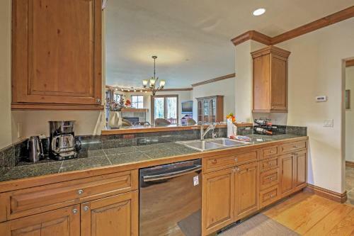Apartamento Cozy Avon Retreat With Private Deck And Pool Access!