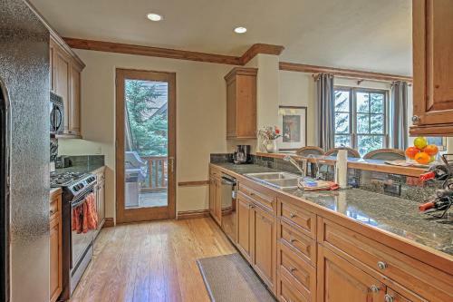 Apartamento Cozy Avon Retreat With Private Deck And Pool Access!