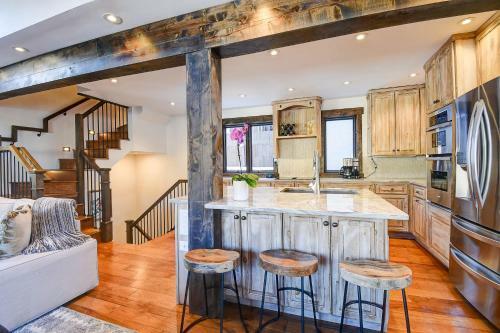 Stunning, Remodeled Ski Home In Perfect Location!