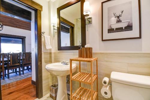 Stunning, Remodeled Ski Home In Perfect Location!