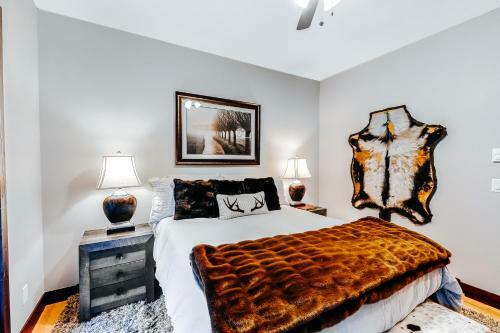Elegant Sun River Ski Condo